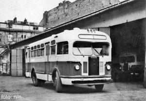 Autobusy warszawskie - ZIS-155-na-zajezdni-inzynierska-rok-1954